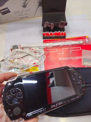 Consola Sony PSP Negra con Caja y Accesorios
