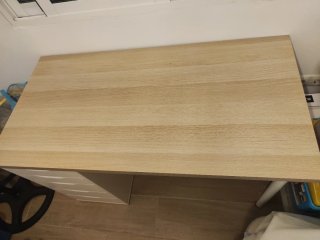 Escritorio blanco con cajoneras de madera