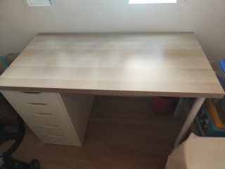 Escritorio blanco con cajoneras de madera