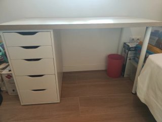Escritorio blanco con cajoneras de madera