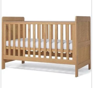 Cuna de madera con colchón