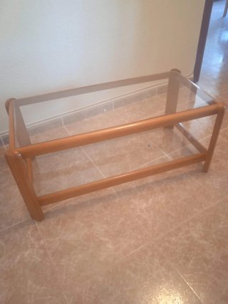 Mesita de centro de madera y cristal