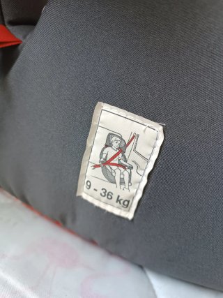Silla de coche Chicco roja y gris