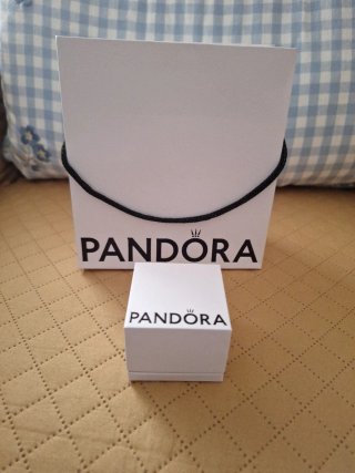 Caja y bolsa Pandora blanca