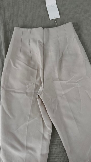 Pantalón beige Zara