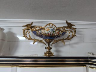 Centro de mesa bronce y porcelana floral