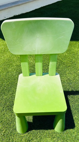 Mesa y 4 sillas infantiles en buen estado