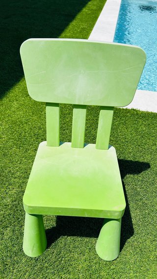 Mesa y 4 sillas infantiles en buen estado