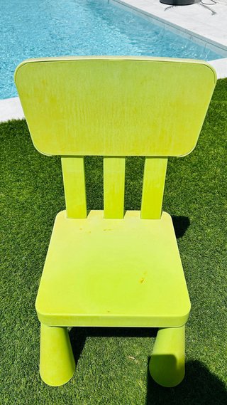Mesa y 4 sillas infantiles en buen estado