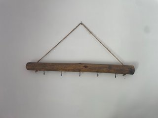 Perchero rústico de madera hecho a mano