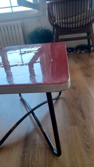 Mesa baja roja y negra