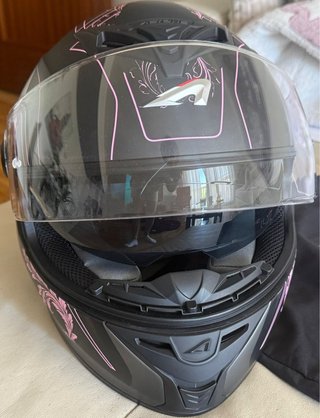 Casco de moto negro con diseño rosa