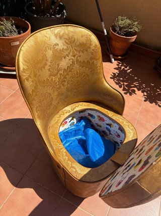 Sillón bajo con hueco interior dorado y verde