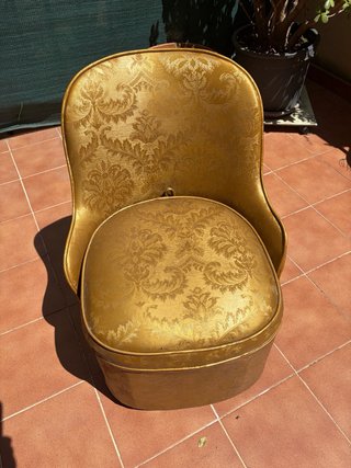 Sillón bajo con hueco interior dorado y verde