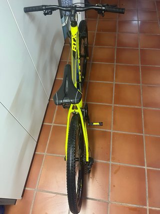 Bicicleta Giant BTT Amarilla