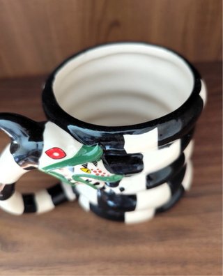 Taza Beetlejuice a cuadros con caja