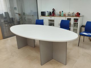 Mesa de reuniones ovalada blanca y gris