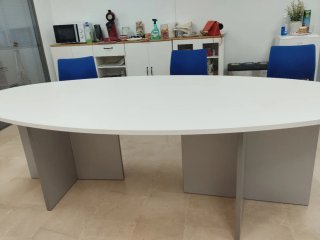 Mesa de reuniones ovalada blanca y gris