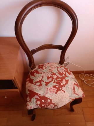 Ocasión...2 Sillas de madera con tapizado floral