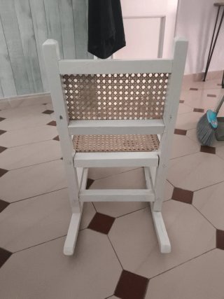Mecedora infantil de madera y mimbre