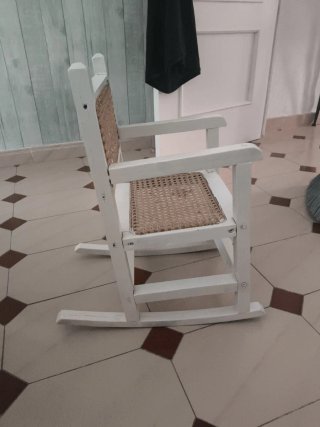 Mecedora infantil de madera y mimbre