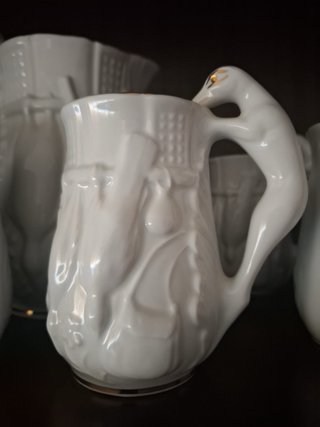 Jarras de porcelana blancas y beige
