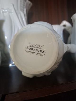 Jarras de porcelana blancas y beige