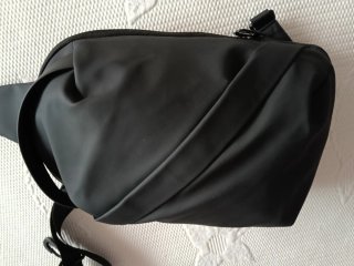 Mochila/ Bolsita negra bandolera