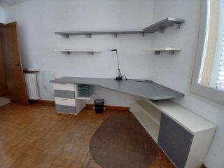 Escritorio de esquina metálico y madera