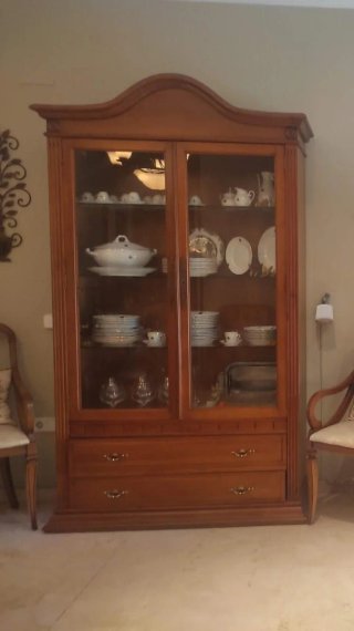 Vitrina de madera y cristal