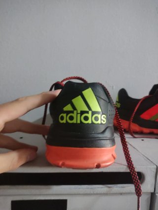 Zapatillas Adidas Negras, Verdes y Naranjas