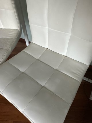 Mesa alta blanca con estanterías y 2 sillas