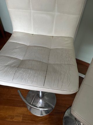 Mesa alta blanca con estanterías y 2 sillas