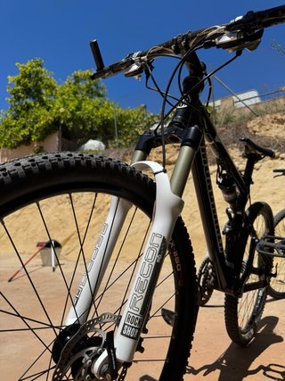 Bicicleta Mondraker XC doble de 26”
