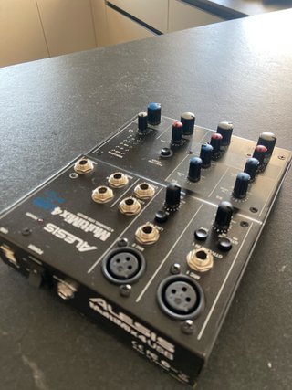 Mesa de mezclas Alesis MultiMix4 USB
