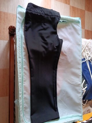Pantalones de traje acampanados, tela fresquita.