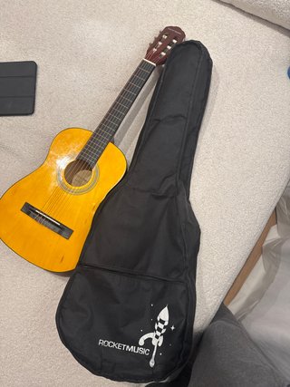 Guitarra infantil con funda