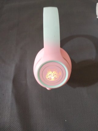 Auriculares inalámbricos rosas y verdes