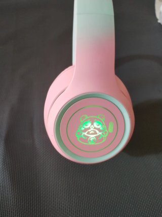 Auriculares inalámbricos rosas y verdes