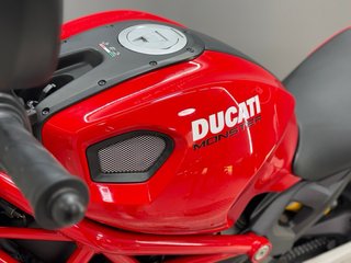 DUCATI MONSTER 696