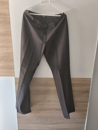Traje de mujer, pantalón y chaqueta color gris