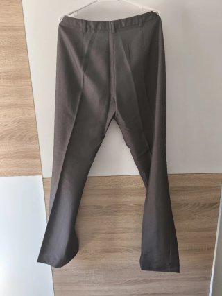 Traje de mujer, pantalón y chaqueta color gris