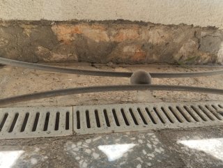 Mesa baja forja y cerámica geométrica