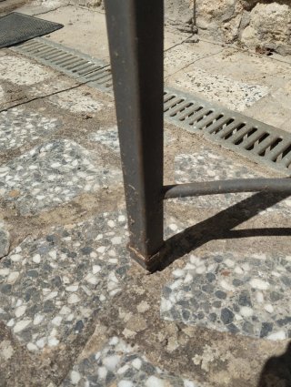 Mesa baja forja y cerámica geométrica