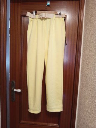 Pantalón nuevo con cinturón