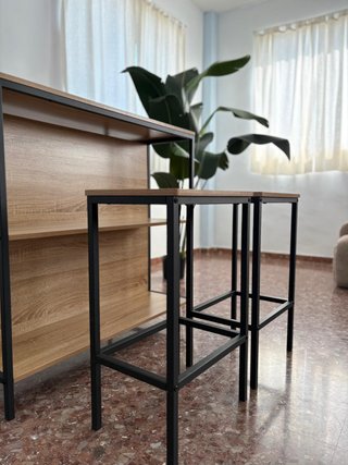 Mesa alta + estantería + 2 bancos