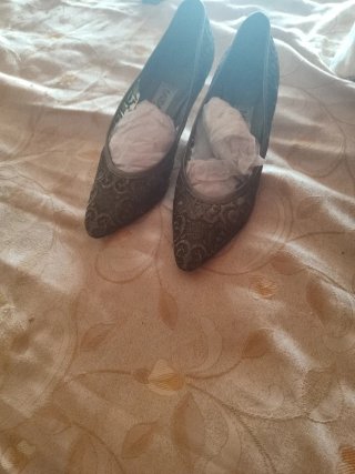 Zapatos de tacón verdes con encaje