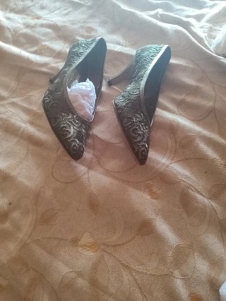 Zapatos de tacón verdes con encaje