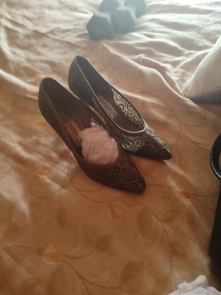 Zapatos de tacón verdes con encaje