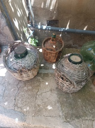 Damajuanas de cristal con mimbre